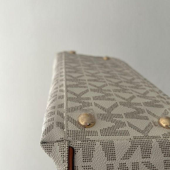 Michael Kors Harper Large Vanilla EW Tote Bag - Brand New - Picture 10 of 15